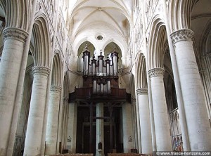 SÇes Cathedral organ in nave